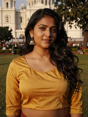 Pritha, 30, Indian woman from Kolkata near Victoria Memorial garden